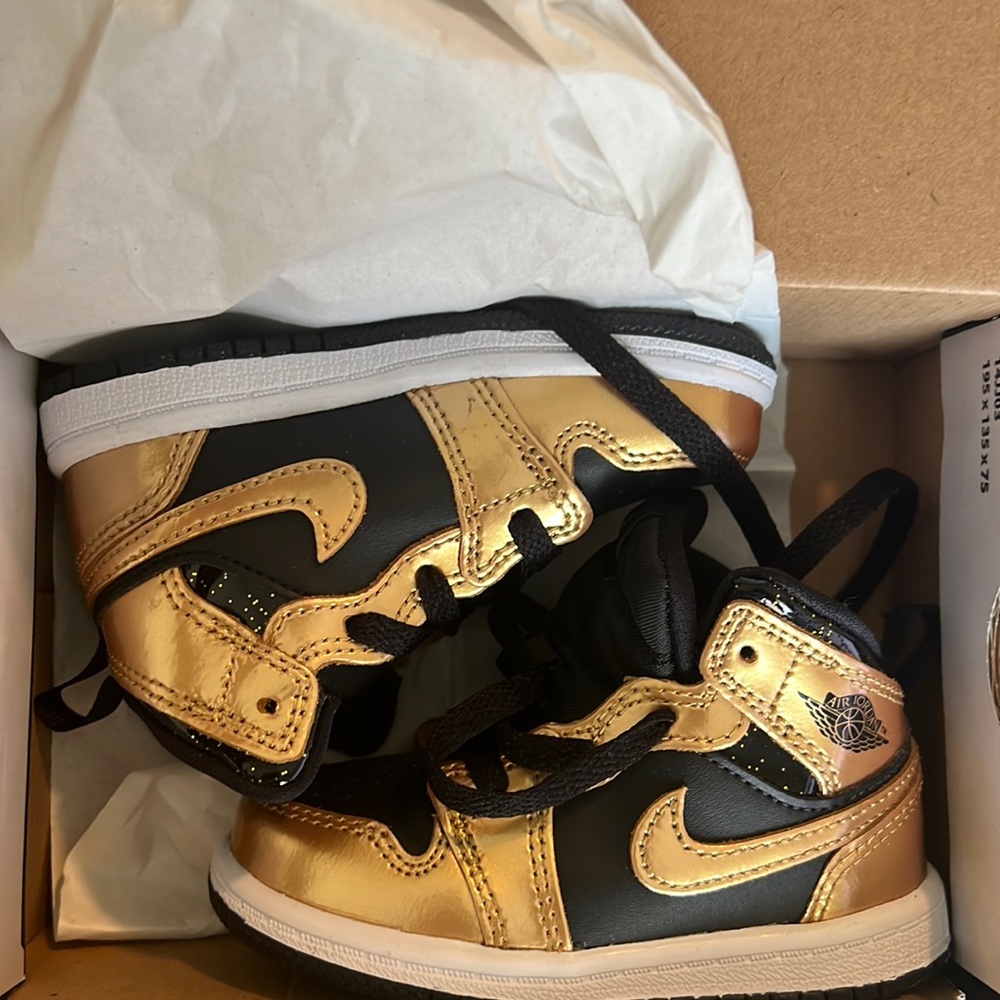 Jordans 1 Mid